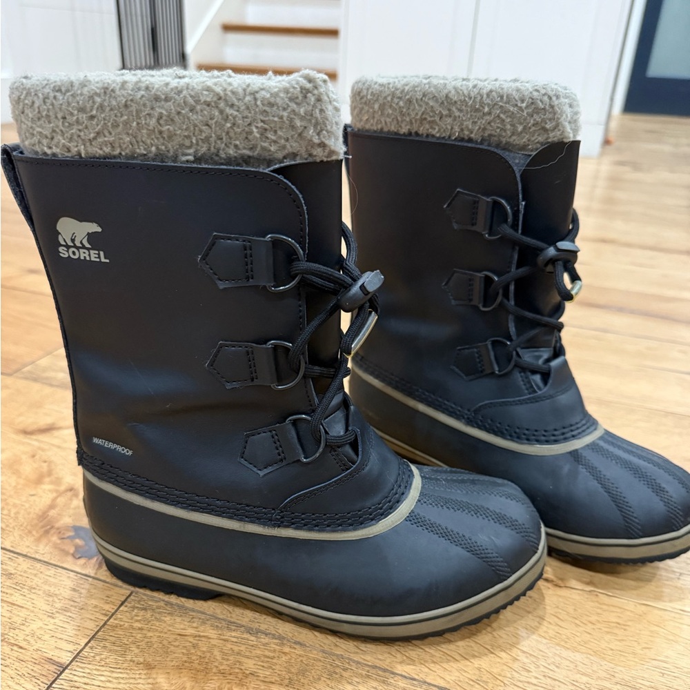 Sorel big kids snow boots, size 6